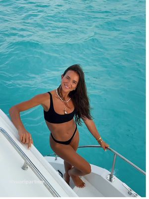 My week in Grand Cayman as a #VuoriPartner looked like this! Main takeaways: stingrays are friendly, I need to take up padel, @Vuori Clothing not only has superior activewear but also the best trousers + simple tanks, and all Ubers and taxis should have karaoke in them. 