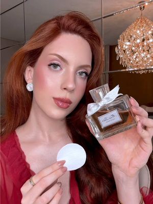 Tutorial do Brilho das Angels da Victoria’s Secret 💋 Deixa a pele perfumada e super brilhosa!! Já salva pra fazer  Usei o Talco da Johnson’s Baby Tem no @Mercado Livre  ID: 10RLA8-YUG2 Ib: @Helena Zavascki 🫶🏻 #victoriassecretfashionshow #mercadolivre #meusfavsdomercadolivre 