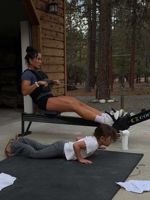 It's not always perfect  or easy but the show must go on.  The workout was... 10 rounds for time: 5 strict pullups 10 pushups  15 air squats  20 cal row  (add a weight vest for an extra challenge!) 🔗 in B!0 to train efficiently when you're limited on time. 1 power hour, 6 days a week. Let's do this 🙌🏽 #strengthandconditioning #workoutroutine #fatlossprogram 