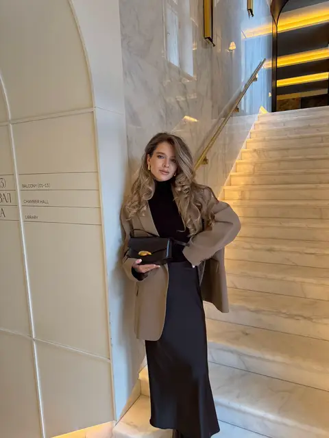 Elegant neutral look featuring a brown skirt and matching brown turtleneck, styled with burgundy-brown wide-heel boots and a coordinated handbag with gold details. Layered with an oversized beige blazer for that effortless chic, cozy aesthetic. Perfect for fall street style, coffee dates, and city strolls #parisianstyle #estylealafrançaise #ootdshare #styleinspo #falloutfitideas  