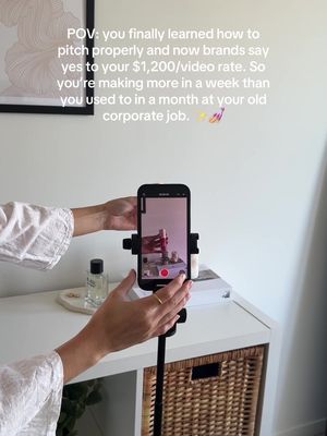 Crazy what happens when you actually know how to negotiate and stick to your rates. 😋 I know, pitching to brands can feel intimidating. But the truth is, most of them have budget. If your pitch isn’t clear, your portfolio doesn’t show your value, or you’re unsure how to negotiate… you’re probably leaving money on the table (and undercharging yourself).🫠 If you want to start charging $500+ per video confidently, I broke down everything I do in a step-by-step guide (the link is in my bio 🔗). 