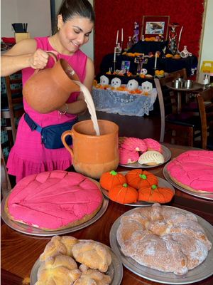 ✨TEXAS-SIZED CONCHAS, TORTAS & DAILY MEXICAN BRUNCH IN SAN ANTONIO - @Panfila-cantina ✨ 😳😮‍💨 They also serve huge Canteritos and Mimosas, perfect for sharing with a group! We love their brunch selection—there’s something for everyone, plus a few new items to try! 🍳🥞🌮🍹🥂  *Limited quantities available daily!* 📍 22250 Bulverde Rd, Ste 114 ⏰ Sun-Thurs: 10 AM–9 PM | Fri-Sat: 10 AM–10 PM | Sun: 10 AM–10 PM #conchas #torta #brunch #sanantoniotx #sanantonio 