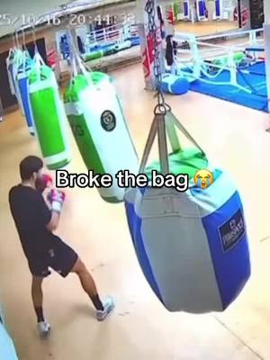 Breaking the GGG bag is crazy work 😭 (via arm_011/IG) #boxer #boxingtraining #boxing 