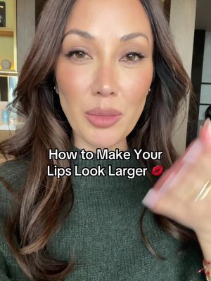 My makeup artist Chantelle in Melbourne showed me this trick to make my lips look larger and I’m never gonna stop doing this! @Morphe Cosmetics @Nudestix @Benefit Cosmetics 