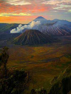 One of the most beautiful sunrises in my life overlooking Mount Bromo 🙌🏻 #Indonesia #Travel 