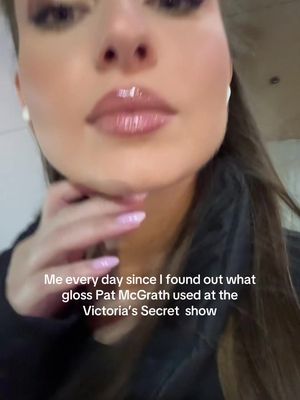 And I wondered how their lips looked SO juicy and sparkly!!! @Pat McGrath Labs #patmcgrathlipgloss #victoriassecretfashionshow #victoriassecretmakeup 