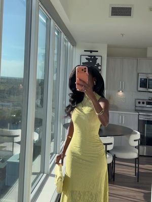 Golden hour meets lemon drop 🍋 Happy Sunday! 🫶🏾 Outfit details Dress @Naked Wardrobe  Clutch @winners  Fragrance @FORVR MOOD  #fashiontiktok #elegantstyle #chicstyle #classystyle #falloutfits  green dress outfit, elegant outfit ideas, fall outfit inspo, monochrome outfit, classy outfit inspo, outfit of the day, sophisticated outfit, evening outfit, statement outfit, trending outfit fall 2025, dark green dress, chic outfit inspiration, fashion inspo elegant, timeless outfit