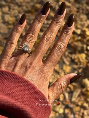 Telling my Therapist I’ve made progress. Chose a colour and didn’t overthink it… who is she?!! 🌰 💅🏾  #nailcolour #chocolatebrown #nail #autumnnails 