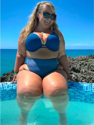 Soft Natural bodies were made for bikinis 👙 💙 ☀️ Los cuerpos suaves y naturales fueron hechos para los bikinis.😎 #curvytiktok #natural #sosua #curvystyle #dominicanrepublic 