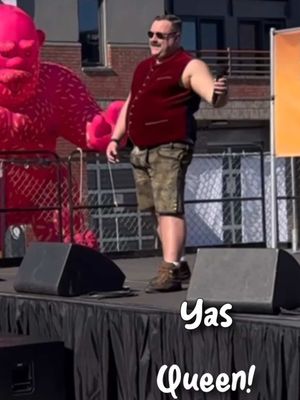 First time performing outdoors — and of course it had to be Bearrison Street Fair in San Francisco. Bears, Cubs n Chubs, laughter, lust n sunshine, and a No Kings protest right next door. So yeah… I explained what Germany did with its kings. 👑 🎤 #ComedyClip #Bearrison #GayComedy #OnlyFons #BearsOfTikTok 