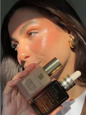 C’est le moment parfait pour découvrir mes essentiels @Estée Lauder pendant le Sephora Holiday Savings Event! 🍂 Le sérum Advanced Night Repair est le soin multifonction qui lisse les ridules, hydrate jusqu’à 72 heures, booste l’éclat et protège la peau grâce aux antioxydants. Dès la première nuit, la peau est plus lisse, uniforme et lumineuse. Le fond de teint Double Wear Stay-In-Place, #1 chez Sephora, offre une couvrance modulable, un fini mat naturel, contrôle la brillance et résiste à l’eau et aux transferts pendant 24 heures. Il reste impeccable toute la journée et existe en 55 teintes pour convenir à toutes les carnations. Profitez de jusqu’à 20 % de réduction pendant le Sephora Holiday Savings Event avec le code EVERYTHING. @sephoracanada  #EsteePartner