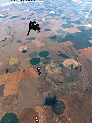 Same jumps, different tech! Which one do you think looks best? Jump & Camera Details: Cameras: DJI Osmo 360 & Insta360 X5 Resolution & Frame Rate: 4K at 100fps Color Profile: Auto (both cameras) Bit Depth: 10-bit color Key Focus: Auto-focus performance during freefall Lighting Adaptation: Sunlight and changing light conditions Jump Context: Same skydive, same environment for direct comparison • • #DJIOsmo360 #Osmo360 #360camera
