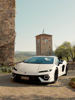 More than a car, it’s a celebration of Italian spirit, created to embody the purest essence of its origins. Ladies & Gentlemen: Temerario in Bianco Monocerus. #Lamborghini #Temerario #YouCantHideWhoYouAre