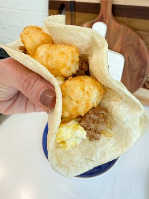Watch what happens when Taco Tuesday meets breakfast for dinner!!!!  I had the opportunity to create a recipe using local, homemade tortillas @eatprimavera & they came out sooo good that I even impressed myself!!!! Launching this month in stores and restaurants in Charlotte, make sure to follow @eatprimavera to see where you can get your hands on some fresh corn tortillas!!!! Super EASY Recipe Ingredients: • @eatprimavera corn tortillas • tater tots •scrambled eggs with cheese • seasoned taco meet Recipe: • Heat tater tots in oven as directed on package. •scramble eggs with shredded Mexican cheese • cook ground beef with taco seasoning • layer cooked ingredients into lightly pan fried corn tortilla ENJOY! 
