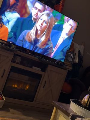 When your boyfriend has been watching friends for the first time because he knows it’s your FAVORITE and Ross’ wedding to Emily comes up… you HAVE to record. 😂😂😂🙌🏼🙌🏼🙌🏼 @jessegraybill #friends #bestreaction #firsttimewatcher #wrongname 