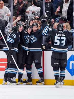 AND THE CROWD GOES WILD 🗣️🗣️🗣️ #hockey #NHL #utah 