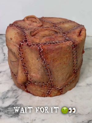 Must be the most discusting cake I’ve ever made 😅🤢 . . . #horror #cakes #halloween #scary #cake 