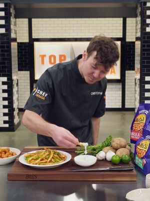 Listen to that crunch🔥 The bold South Asian-inspired flavours from McCain’s Flavours of the World pair perfectly with this punchy chutney.  Watch new episodes of Top Chef Canada Tuesday nights at 10ep on Flavour Network, or stream it on @STACKTV!  