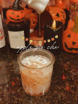 Warm, sweet apple meets fall spice in this iced apple pie chai ☕🍎 #TAZOBesTea @𝐦𝐚𝐢𝐤𝐚👻📚☕️ uses our Classic Chai Concentrate to craft a bev that gives the coziness and comfort of a crisp fall afternoon in every sip 🧡🍁  #TazoChai #MyTAZOTaste