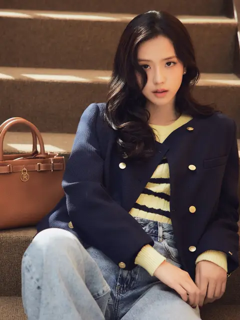 @JISOO kicking off the season in style #JISOO #tommyhilfiger #winterlayers 