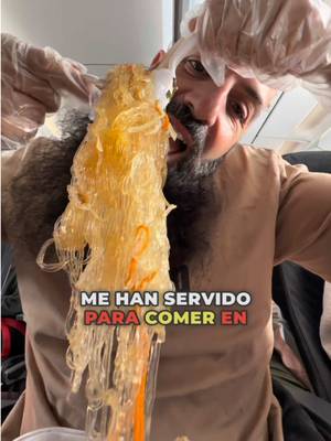 Comida típica vietnamita en un avión.  Mira lo que comí en Vietnam en mi nuevo vídeo de YouTube 
