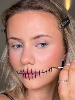 foolproof halloween makeup hack - skull edition 💀 perf if you get a last minute halloween invite 🖤 #halloween #halloweenmakeup #halloweencostume #makeuphack 