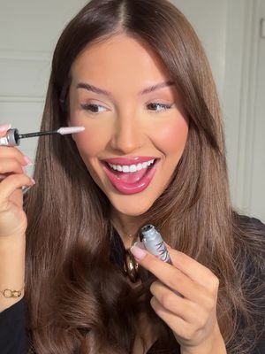 Get ready with me - festive dinner ❣️✨ x @maybelline de Sky High Mascara  Für die Festive Season braucht es natürlich auch festive Makeup! Schaut im Video für welche Farben ich mich entschiede habe 💌 Wie gefällts euch? #maybellinech #skyhighmascara #ad