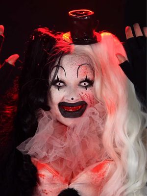 ROUND AND ROUND 🤡 Guys my neck is STRUGGLING today I think I gave myself whiplash 🤕 Had to jump on this trend though I’m obsessed 🤭 IB: @Rafael Santos #sfxmakeup #terrifier #arttheclown #trend #fyp 