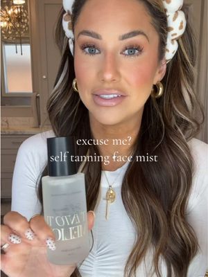 A natural looking tan we alllll didn’t know we needed!!! @getintothelimelight outdid themselves w/ this one!!!gradual light tan glow year round ✨  #glowyskin #bronzeskin #selftanner #selftan #beauty    