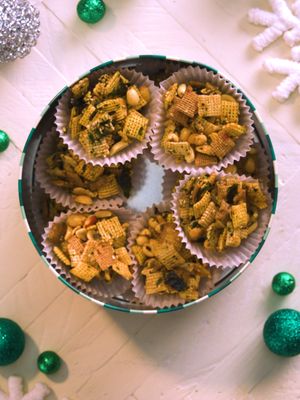 These furikake Chex clusters are ideal for fireside snacking or gifting to your favorite people. 🔥 #ad Buy 3, get a free limited-edition PEANUTS® Holiday Tin! Link in bio for full details.
