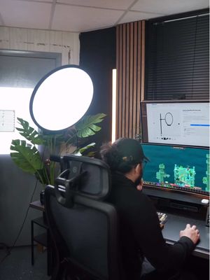 A light that doesn't take over the desk. The amaran Verge Max keeps things clean and balanced delivering soft, even light in a compact, ultra-thin frame. @avrgtech  #lighting #amaran #desksetup 