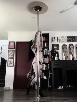 More pole 😋 #pole #poledance 
