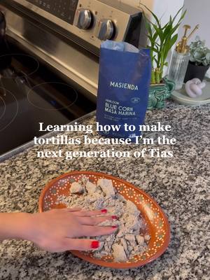 Practice makes perfect #latina #tortilla #latinasbelike #tortillarecipe #latinacontentcreator 