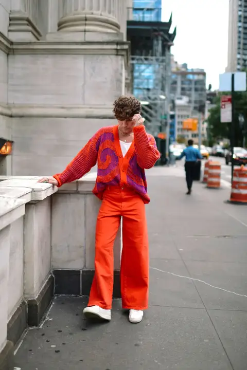 Tomato, tomahto... 🍅🤷🏻‍♂️ • y'all already know as a New Yorker, I only have two settings: head to toe black or Rainbow Bright - it's all about balance, right? 😅😅 -- @ASOS.US cardigan + @target pants + @Calvin Klein tank #nyc #mensfashion 