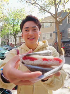 Would you guys try American raw tuna onigiri from a random Japanese mart in new york city? #japanesefood #tastetest #onigiri #japan #nyc 