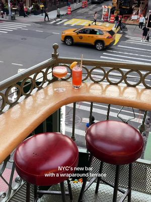 NYC’s new bar with a wraparound terrace on the UES tucked right above a café. A fun spot for drinks with friends, though food is served inside only! 📍The Domino Room 🗺️ 1640 2nd Ave Upstairs, New York, NY 10028 . . #nyc #bar #cocktails #uppereastsidenyc #newyork 