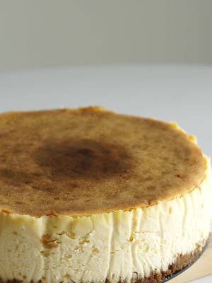 You know that cheesecake that makes everyone go for second piece after the first bite? Yeah… this is that cheesecake. 👀🍰 🧈 You’ll need: Base: 120g Biscoff biscuits (crushed fine) 50g melted butter Filling: 450g cream cheese (room temp) 100g sugar 2 eggs 150ml whipping cream 200g sour cream  1 tsp vanilla extract 2 teaspoon corn starch  1 tbsp lemon juice (optional but gives balance) Bake at 180°C for 30mins 150°C for 30mins (turn off oven and leave it inside for another 1 hour) then let it cool at room temperature before putting into the fridge (best serve when overnight )  too bad you need to wait another day🤣 I swapped the crust for Biscoff biscuits, I personally love digestive biscuit more 🫣 Biscoff is not for me… so choose your own style of biscuits 😆 If you love cheesecake just like me then Save this recipe before you can’t find it anymore 🫣 #biscoffcheesecake #cheesecake #newyorkcheesecake #creamy #dessert