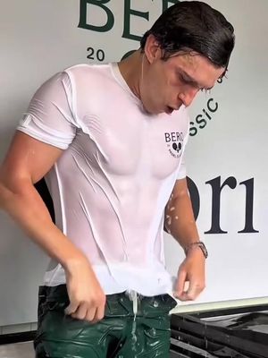In the latest episode of Icebreakers, Tom Holland takes the plunge at the Bero Padel Classic for a freezing round giving our verdict on some viral fitness trends. #icebath #icebreakers #menshealth 