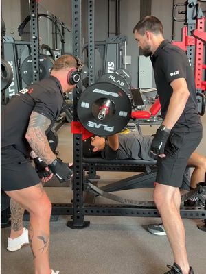 When you’re working out 🏋️ , but it’s also #MexicoGP weekend!  💪🏼 Pit crew mode, activated! @rafaracing.performance 🫡Thanks for the assist!  #RAFARacing #RAFAPerformance #RaceAsFamilyAlways @KIKO PORTO 🇧🇷 