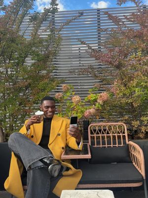 Bringing fall fashion to life with Moto Al @Motorola US  #razr #MakeItIconic #MotorolaPartner 