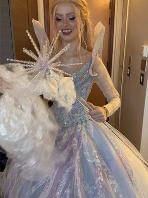 Mcm London Day 1 is a go and I got to bring out my girl Glinda for the first time 🤩💖 I had so much fun wandering around in her 🥰 #wicked #glinda #sewing #cosplay #DIY 