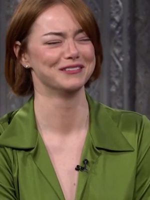 #EmmaStone discusses going bald for her new role in #Bugonia 💇‍♀️ #Colbert #TheLateShow