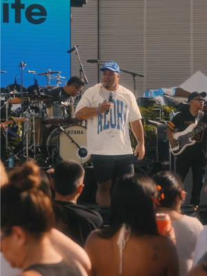 Always make sure you tay close appention 🥴 @holoholofest Hawaii was a blast - Tacoma, you ready?! Cause you up next! See y’all in a few 😤💪🏾🦍 #JohnnySuite #RideWithMe #HoloholoFestival #PolyArtist 