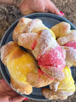 🇲🇽❤️Mexican Bakery finds❤️🇲🇽  These are called cuernitos (horns)  Here is the recipe:  • 4 cups all-purpose flour • 1 tbs cinnamon/sugar powder OPTIONAL • 1 packet (2¼ tsp) active dry yeast • ¾ cup warm milk (not hot, about 105°F / 40°C) • ⅓/ cup sugar • 1 tsp salt • 3 large eggs (room temperature) • 1 stick (½ cup) unsalted butter, softened • 1 tsp vanilla extract • 2 tsp baking powder  For shell/paste:  • ½ cup all-purpose flour • ½ cup powdered sugar • ¼ cup vegetable shortening or butter • A few drops of pink/yellow food coloring • 1 tsp vanilla (optional) First rise let it double, mine took an hour and 20 minutes. Once you shape them, rest again for 30 minutes. Bake for 15 minutes on 350° Enjoy and share!  #mexicanfood #mexicanbread 