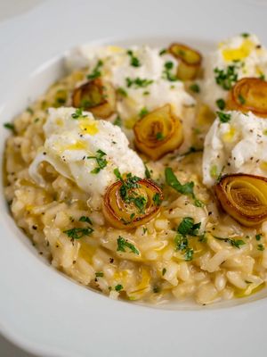 Leek & Burrata Risotto I feel like Risotto is growing me over the years and I can say that is a stample in my kitchen, with the popluar one being the mushroom risotto. As big fun of leeks this combo created a delcious bite that is hard not too love. The burrta as bring her special texture, and the conrast of the cold cheese to the warm risotto is unbeatable.  Full recipe in the link in bio or go to: https://www.provecho.co/breadbakebeyond Leek risotto Leek recipes Italian comfort food Dinner ideas Gourmet home cooking  #EasyRecipe #DinnerIdeas #risotto 