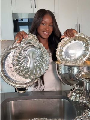 It’s that time of year when my silver needs a little TLC.  Wright’s Silver Cream always gets the job done. I cannot wait to host this holiday. Side note: wear your gloves, I ran out but I typically use gloves for this activity xo #silver #howto #silverpolish #hosting #homemaker 