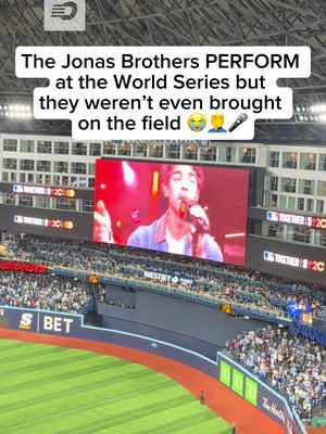 Why weren’t they on the field?!? 🤔🎤 The Jonas Brothers made a Toronto appearance as they made a special appearance for Game 2 of the World Series 🤩 #MLB #jonasbrothers #bluejays #WorldSeries