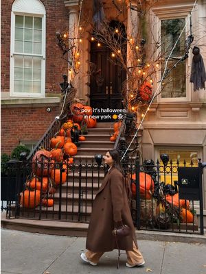 If you ever spend Halloween in New York, go stoop walking 🎃 It’s basically what New Yorkers do during spooky season — strolling through the city’s prettiest residential neighborhoods (like the Upper East Side, West Village, and Brooklyn Heights) just to admire all the Halloween decorations 🕸️🕯️ Pumpkins on every step, skeletons climbing brownstones, and streets that look straight out of a movie. It’s cozy, cinematic, and one of those NYC experiences you have to try at least once in your life 🍂🗽