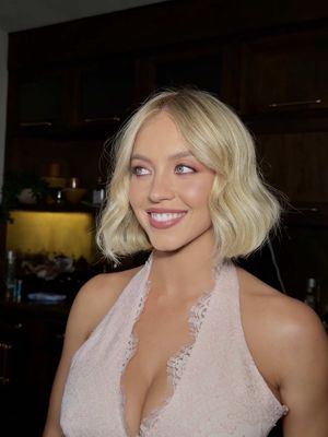 The journey to “the bob” @SYD x @Kérastase 💖 This a weeklong transformation wouldn’t have been possible without the hydration of Gloss Absolu. Couldn’t be happier with this dreamy and glossy outcome. Hair & video by ME 👋🏼 Assisted: @madeline Hair color: @Jacob Schwartz Makeup: @Melissa Hernandez Styled: #MollyDickson in @Miu Miu Tan: @Guy Cory Nails: @Zola #kerastasepartner 