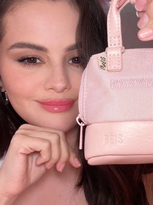 of course @Selena Gomez ‘s bag is full of minis​ #rarebeauty #selenagomez #rarebeautyblush​